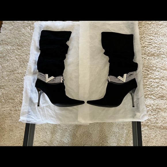 Pointed toe Mid-calf slouchy stiletto suede boots with a silver-tone chain. - Picture 2 of 6